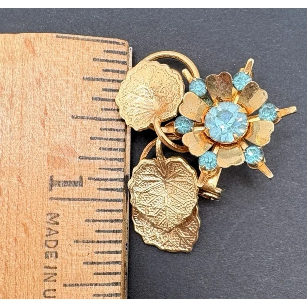 Vintage Gold Tone Blue Rhinestone Textured‎ Flower & Leaves Brooch Retro MCM